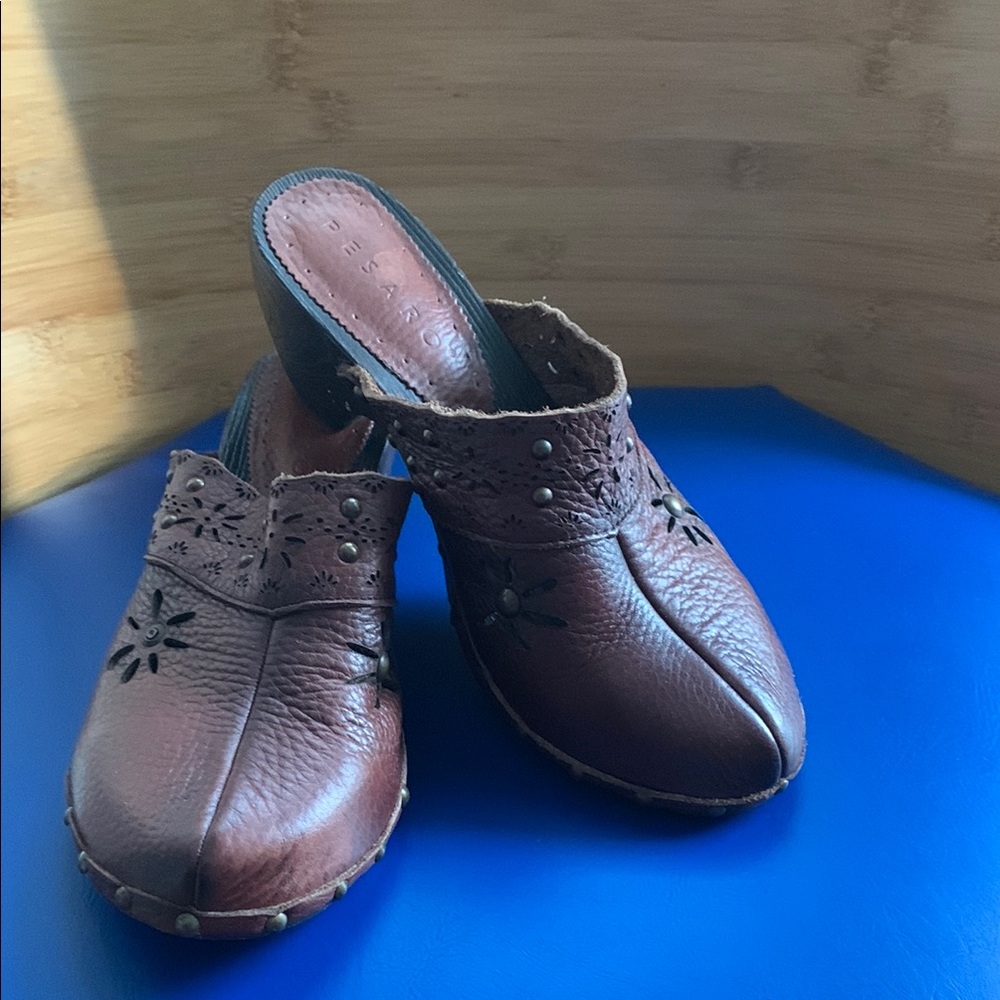 PESARO Women's Brown Leather Clogs